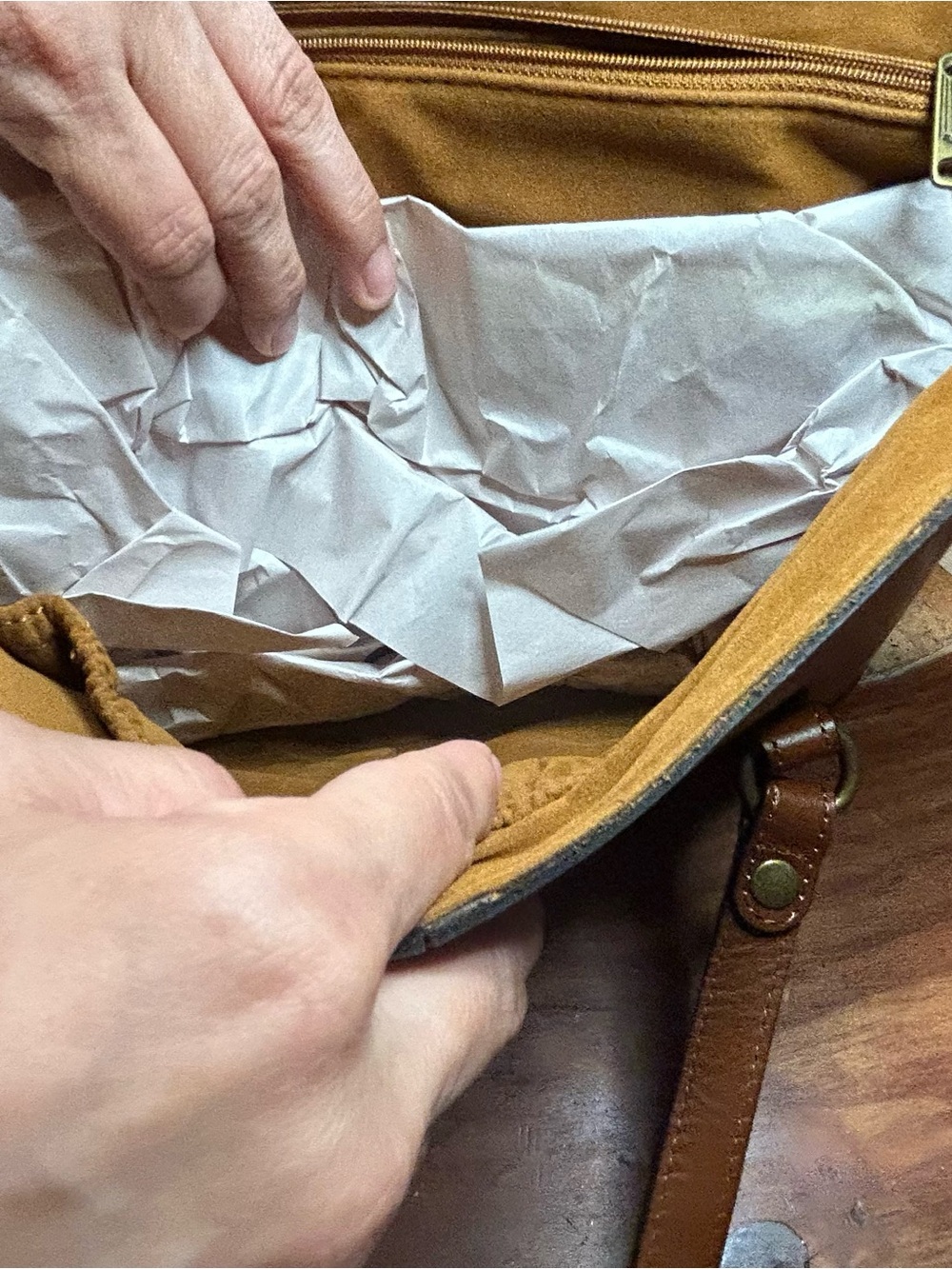 Patricia Nash Amersham
Messenger Bag in Heritage Tan leather New No Tags Learher - Picture 13 of 15